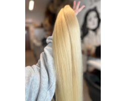 Cheveux blonds platine lisses