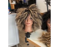 Peruca afro encaracolada com mechas